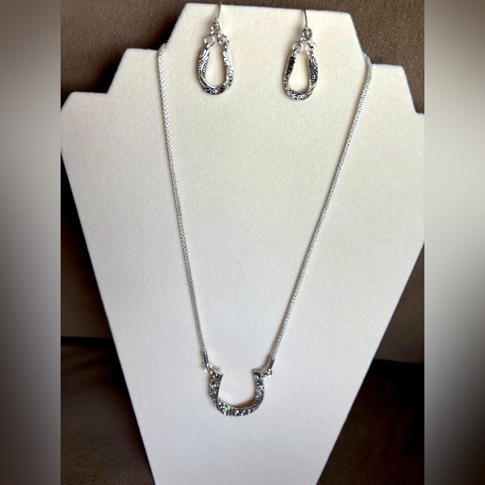 Western-style Horseshoe pendant, earrings